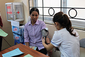 The Institute of Community Health and Development (LIGHT) provides women migrant workers with medical services through a mobile clinic. Photo: UN Women/Thao Hoang