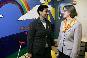 UN Women Executive Director Phumzile Mlambo-Ngcuka meets with Safe Horizon CEO Ariel Zwang at the Lang House Shelter in NYC on 6 December 2013