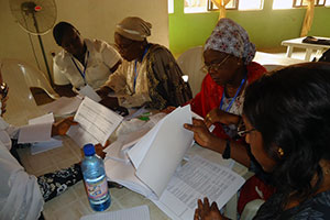 Grassroots Women Leaders analysing the 2012 Federal Budget. Photo credit: Community Life Project