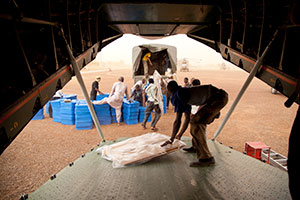 Le 2 Juillet 2013, à Gao, nord du Mali, dans le cadre de l'appui MINUSMA pour le processus électoral du pays, des avions de l'ONU transportent de matériel électoral vers les centres régionaux du Nord, où le matériel est remis aux autorités locales.