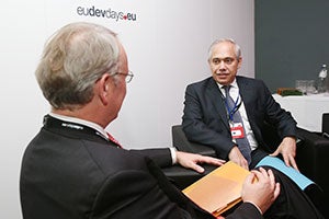 UN Women Deputy Executive Director John Hendra speaks to Fernando Fructuoso de Melo, Director General of EuropeAid during the EU Development Days. Photo courtesy of the European Commission