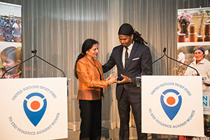UN Women Deputy Executive Director Lakshmi Puri presented an award to Co-Executive Director of CONNECT, Quentin Walcott, for his ground-breaking efforts at a local level to end violence against women. Photo credit: UN Women/Sebastian Montalvo