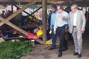 New Zealand Minister for Foreign Affairs and Trade, Murray McCully; Minister for Sports and Pacific Games, Justin Tkachenko, and Deputy City Manager, Honk Kiap, surveying the conditions of Gordons market. Photo: UN Women/Michelle Alexander
