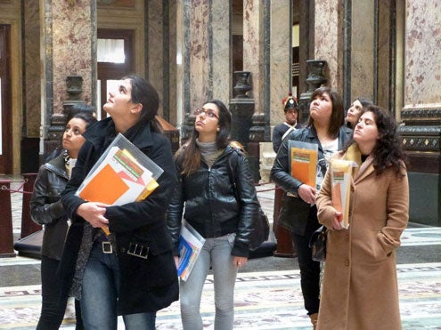 Six of the 25 young Uruguayan women leaders who took part in the tutorial visit the Legislative Palace in Montevideo, Uruguay. Photo: UN Women / Mónica Álvarez