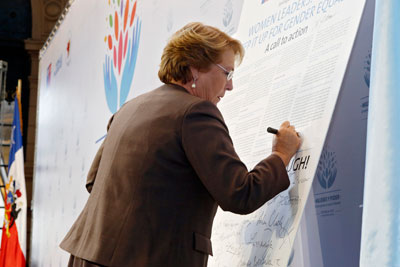 President of Chile Michelle Bachelet signs the Call to Action, “Women Leaders: Time to Step It Up for Gender Equality,” during the closing ceremony of the high-level event on “Women in power and decision-making: Building a different world,” held in Santiago, Chile, on 27–28 February 2015. (Photo: UN Women/Carolina Sainz.)