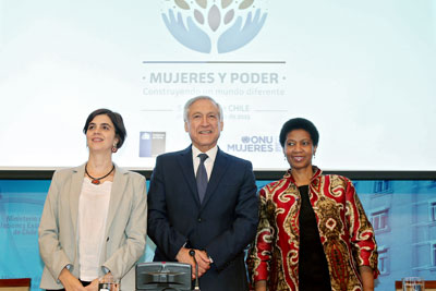 (From left to right) The Minister and Director of Chile's National Women's Service, Claudia Pascual, and Chile's Foreign Minister, Heraldo Muñoz, met and took part in a press conference with UN Women Executive Director Phumzile Mlambo-Ngcuka in Santiago on 25 February 2015. Photo: UN Women/Mario Ruiz