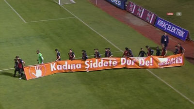 Football players went on the field with banners that said `Say no to violence against women`. Photo: UN Women/Haluk Baylan