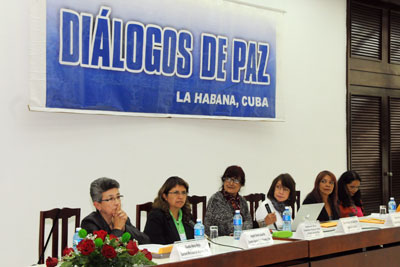 Representantes de organizaciones y redes de mujeres que formaron parte de la primera delegación de expertas de género ante la Mesa de Conversaciones de La Habana – Subcomisión de Género, exponen sus propuestas para la construcción de paz frente a los equipos negociadores del Gobierno y las FARC-EP, en diciembre de 2014. Foto cortesía del Gobierno de Cuba