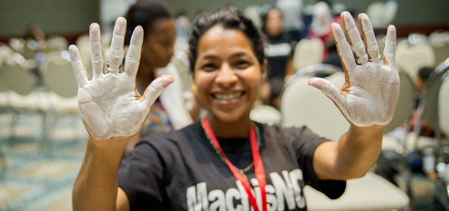 En un Encuentro de Mujeres realizado el 8 de marzo de 2015 en el Departamento del Meta, mujeres plasmaron sus manos pintadas de blanco en unos murales como símbolo de dejar su huella por la paz. Foto: ONU Mujeres/Mauricio Cardona
