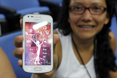 Una niña de Costa Rica muestra una aplicacion de smartphone para las niñas. Foto cortesía del Fondo para la Igualdad de Género.