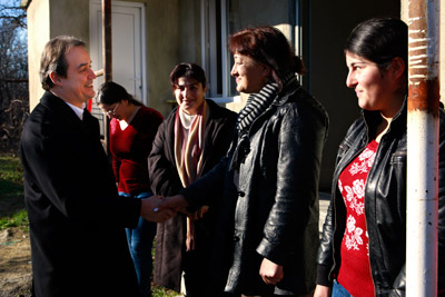 UN Women Deputy Executive Director Yannick Glemarec met with with conflict affected women in the village of Tirdznisi, on 18 December 2015. Photo: UN Women/Maka Gogaladze