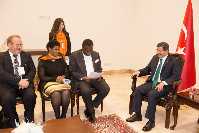 UN Women Executive Director with Turkish Prime Minister Ahmet Davutoglu and others. Photo: UN Women/Ventura Formicone