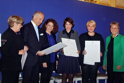 Danielle Bousquet, présidente du Haut Conseil à l’Egalité entre les femmes et les hommes, Catherine Coutelle, présidente de la délégation aux Droits des femmes de l’Assemblée nationale, et Chantal Jouanno, présidente de la Délégation aux Droits des femmes du Sénat remettent le plaidoyer « Les Femmes, actrices de la lutte contre le changement climatique » à Laurent Fabius, Ministre des Affaires étrangères et du Développement international en présence de Marisol Touraine, Ministre des affaires sociales, de la santé et des droits des femmes et de Pascale Boistard, Secrétaire d’État chargée des Droits des femmes. Crédit : Comité ONU Femmes France/ Béatrice Audollent