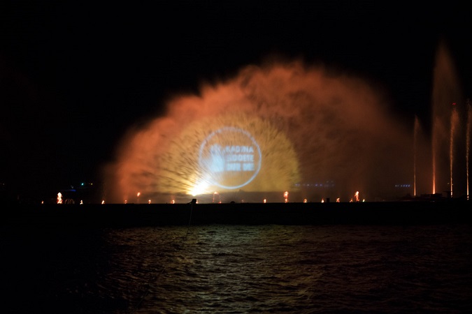 Orange messages were flashed across spraying water on the Bosphorus Strait in Istanbul on 10 December 2015. Photo: UN Women/Ventura Formicone