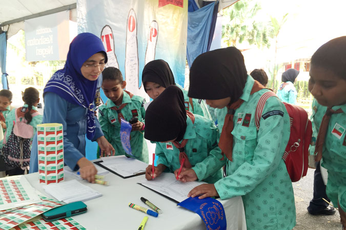 At the “Stop the Violence Roadshow” in Malaysia, the Girl Guides engaged the participants in questioning gender roles and stereotypes, using non-formal education activities from the Voices against Violence curriculum. Photo: Stop the Violence Team, Girl Guides of Malaysia