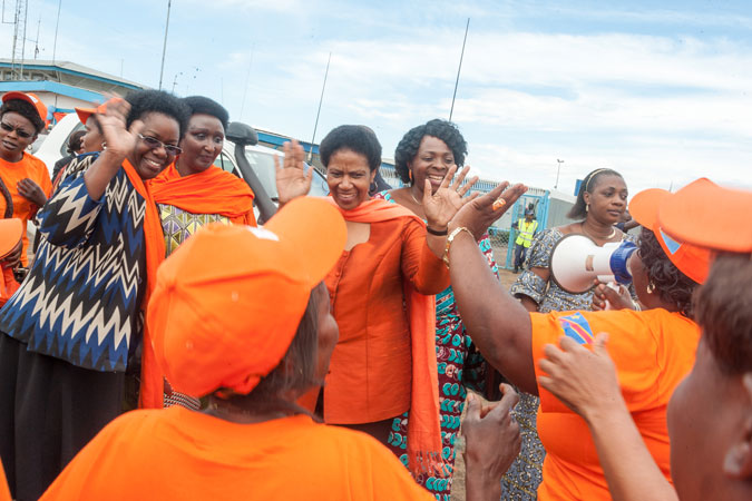 Executive Director arrives in Bukavu and is greeted by women from civil society wearing orange. Photo: UN Women/Catianne Tijerina
