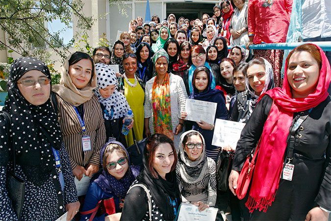 En el marco de su primera visita a Afganistán, la Directora Ejecutiva de ONU Mujeres, Phumzile Mlambo-Ngcuka, participó en un evento de graduación con casi 50 mujeres jóvenes que habían participado en el programa de pasantías de ONU Mujeres. Foto: UNAMA/Fardin Waezi.