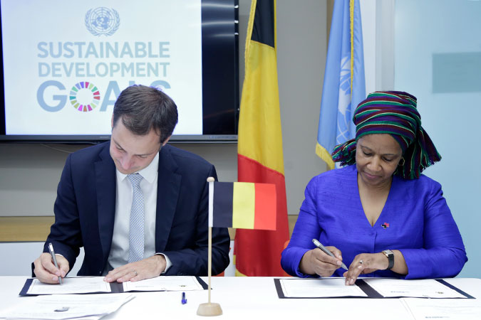 Alexander De Croo, Deputy Prime Minister of Belgium and Minister of Development Cooperation and UN Women Executive Director Phumzile Mlambo-Ngcuka sign the first Framework Arrangement in New York on 20 September 2016. Photo: UN Women/Ryan Brown