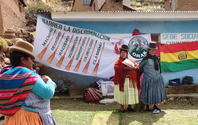 Lucrecia makes women aware of Integral Law No. 348 on violence towards women during a workshop in the community of Pucarani. Photo: OMAK.