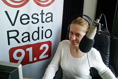 Anita, presenter of news and host, in Vesta Radio's studio. Photo: Vesta Radio/Damir Divković.