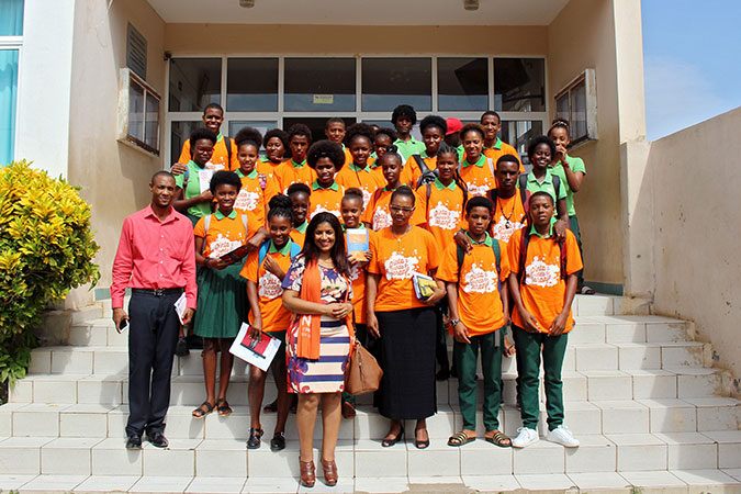 The first lady of Cape Verde, Ligia Fonseca with students. Photo: UN Women
