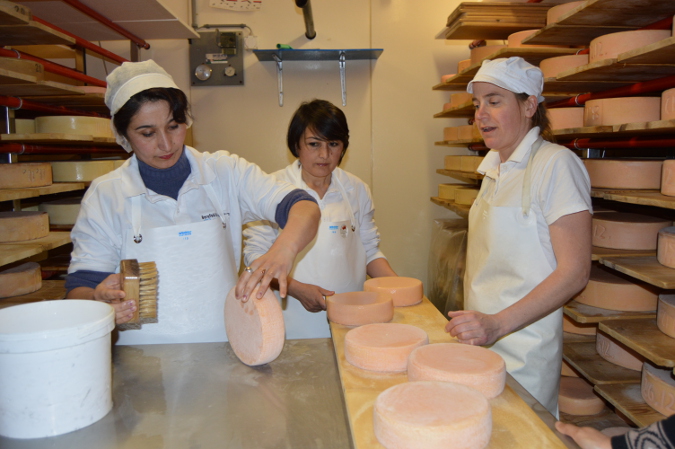 Tajik crew producing Swiss hard cheese, semi-hard cheese ‘Mutschli’ and curd together with Maike Oestreich in the village dairy of Präz. Photo: UN Women/ Zarina Urakova 