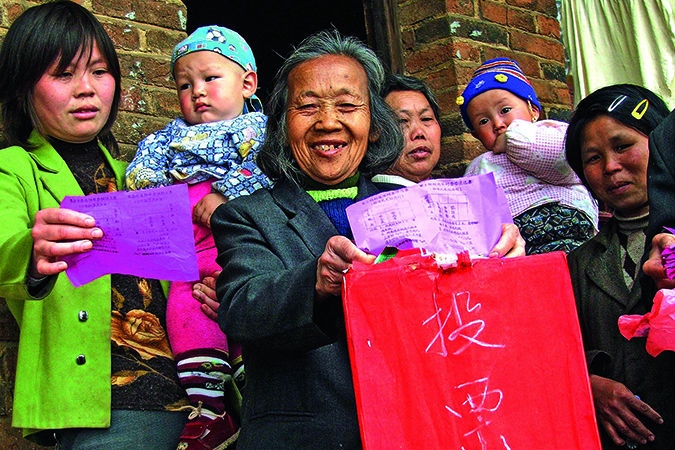 Mujeres locales en China luego de emitir sus votos para la elección del Comité del Pueblo. Foto: ACWF.