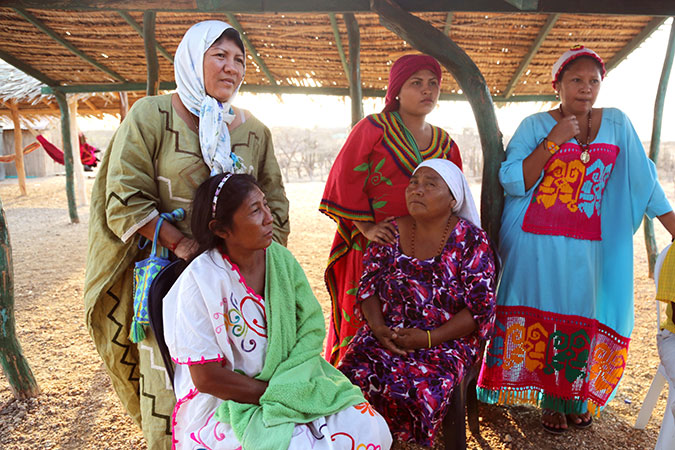 Debora Barros Fince (arriba a la izquierda) es una activista indígena wayúu, defensora de los derechos humanos y abogada de la comunidad de Bahía Portete, La Guajira, Colombia. Foto: ONU Mujeres/Nathan Beriro.