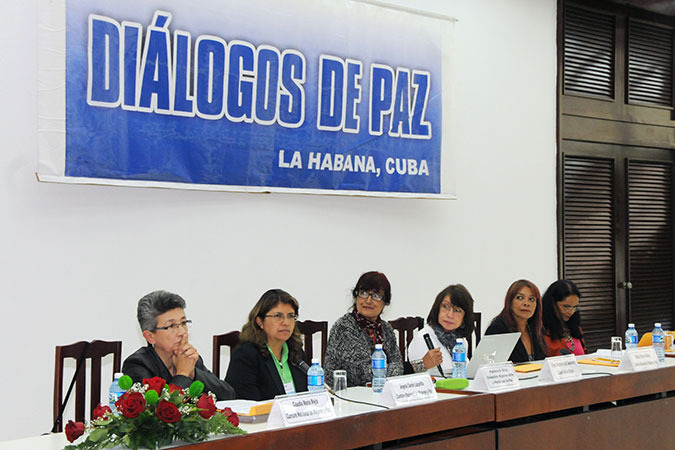 Representantes de las organizaciones y redes de mujeres que formaron parte de la primera delegación de expertas y expertos en género en los diálogos de paz en La Habana presentan sus propuestas para la redacción de un acuerdo de paz entre el Gobierno de Colombia y los negociadores de FARC-EP en diciembre de 2014. Foto cortesía de Diálogos de Paz, La Habana, Cuba.