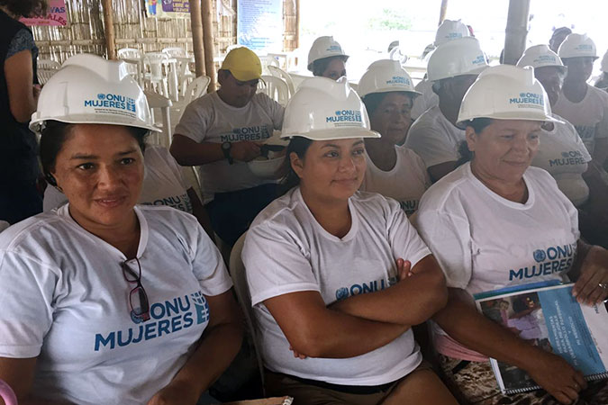 Participantes en el refugio Los Esteros, en la ciudad de Manta, Manabí, durante una clase de construcción y albañilería. Foto: ONU Mujeres/Romina Garzón.