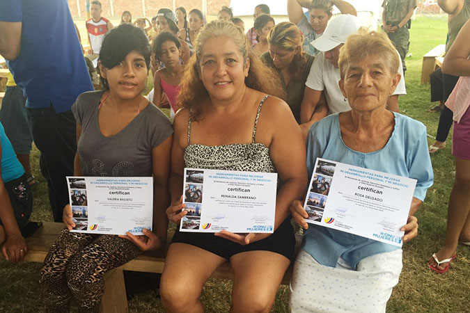 Valeria Bazurto, Reinalda Zambrano y Rosa Delgado reciben sus diplomas en Rocafuerte. Foto: ONU Mujeres/Romina Garzón