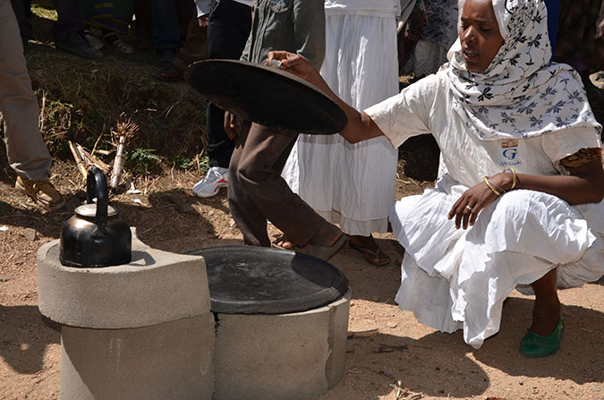 Kimiyaa Umar showing her energy-saving cooking stove that her group assembles and sells. Photo: UN Women/Fikerte Abebe