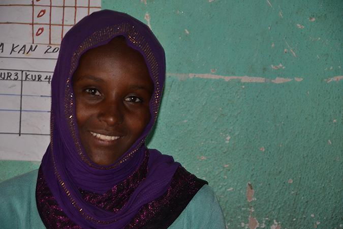 Como resultado de la iniciativa Conversaciones Comunitarias en el distrito de Oromia, Ashewal Kemal, de 17 años, cambió de opinión sobre emprender una migración como trabajadora doméstica por medios inseguros. Regresó a la escuela, completó el 10° grado de estudios y ahora trabaja como asistente en una oficina de la administración de su aldea. Foto: ONU Mujeres/Fikerte Abebe.