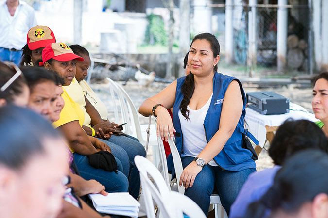 María José Schaeffer listening to the life stories of rural women entrepreneurs in Jalapa, Chiquimula and Izabal, Guatemala (2016). Photo: UN Women/Alejandro De León.