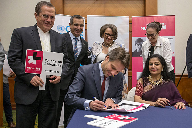 Ecuadorian Minister of Foreign Affairs, Mr. Guillaume Long, signs the HeForShe Commitent during a high-level discussion about the contributions of gender equality to development, in the margin of Habitat III Conference.Photo: UN Women/Martin Jaramillo Serrano