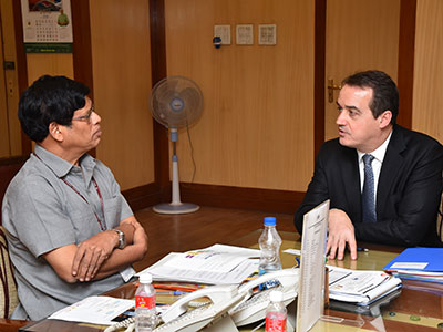 UN Women Deputy Executive Director Yannick Glemarec with Upendra Tripathy, Secretary of India’s Ministry of New and Renewable Energy.