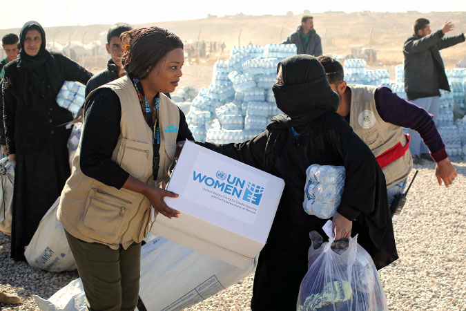 UN Women representatives distribute dignity kits to families living in IDP camps after fleeing the Mosul conflict. Photo: UNAMI