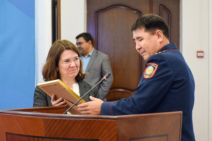 Elaine M. Conkievich, Representante de ONU Mujeres para Kazajstán, Tayikistán, Turkmenistán y Uzbekistán, con el representante del Departamento Regional de Policía de Kyzylorda. Foto: PNUD Kazajstán.