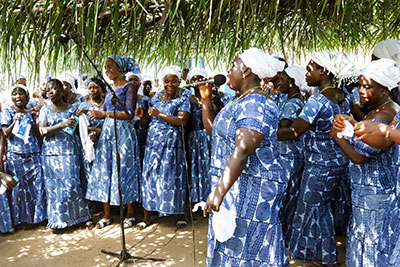 Local women leaders under the UN Women-supported Peace Hut Initiative received UN Women Executive Director Phumzile Mlambo-Ngcuka in the small fishing village of Little Bassa, Liberia. Photo: UN Women/Winston Daryoue 