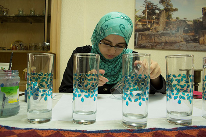 Mujeres refugiadas y rurales en Líbano, país de acogida, aprenden a crear y comercializar artesanías de alta calidad, productos orgánicos y productos agroalimentarios como parte de un proyecto del Fondo para la Igualdad de Género de ONU Mujeres. Foto: ONU Mujeres/Joe Saade.