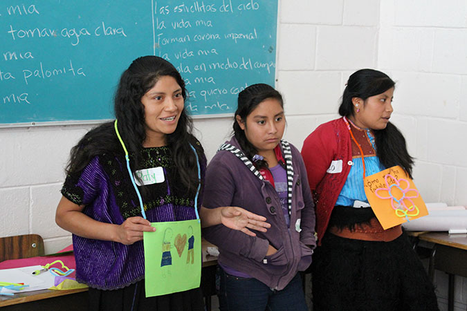 Patricia Pérez Gómez (a la izquierda) participa en un taller con organizaciones de trabajadoras migrantes en Chiapas en enero de 2016. Foto cortesía de CIMICH.