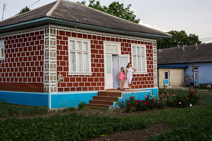 Half the Roma girls in Moldova receive no schooling, only 20 per cent complete primary school, another 20 per cent finish a gymnasium, and only 10 per cent graduate from high school or university. UN Women Moldova is working through various partners, including with the media to increase the visibility of positive role models from the Roma community. Photo: UN Women Programme ‘Women in Politics’/Dorin Goian