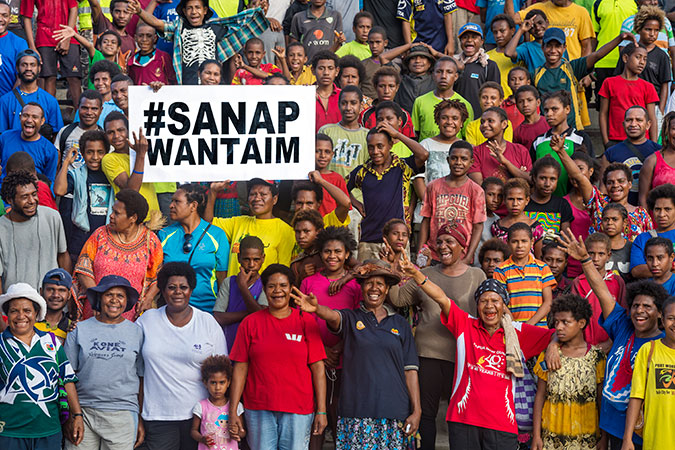 En Port Moresby, Papua Nueva Guinea, mujeres y hombres celebran la campaña SANAP WANTAIM. Foto: ONU Mujeres/Marc Dozier.