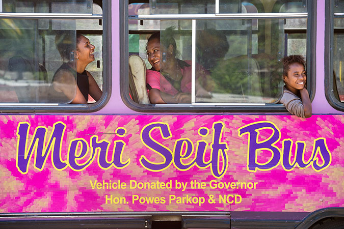 Mujeres viajan en un autobús Meri Seif en Port Moresby, Papua Nueva Guinea. Foto: ONU Mujeres/Marc Dozier.