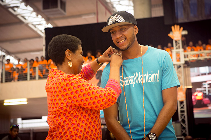 Ms. Phumzile Mlambo-Ngcuka pinned Jay Lieasi as a HeForShe champion in recognition of his work for the Sanap Wantaim campaign and commitment to ending violence against Women. Photo: UN Women/Johaness Terrra