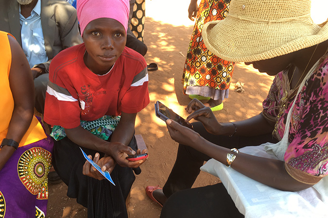 Agricultoras de Rwanda utilizan la plataforma móvil para conectarse a la cadena de suministro agrícola a través de mensajes de texto. Foto: ONU Mujeres.