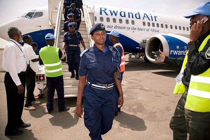 Rwandan women police officer arrive to work in El Fasher, Darfur to work for UNAMID. Photo: UN Photo/Albert Gonzalez Farran