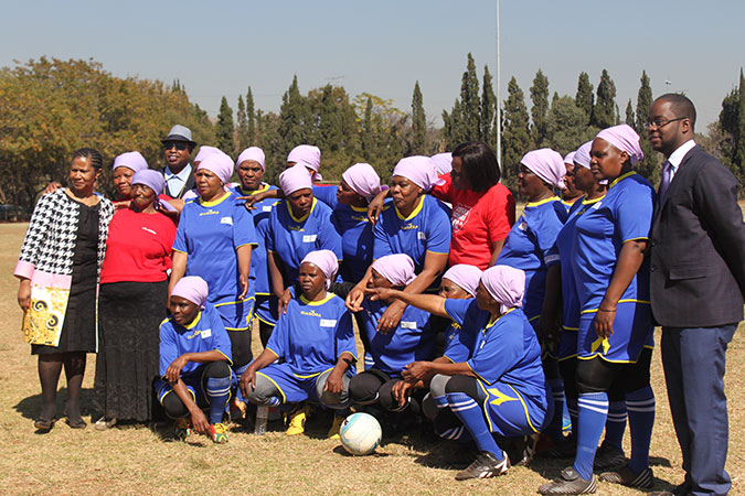 UN Women Executive Director Phumzile Mlambo-Ngcuka with the Vakhegula Vakhegula soccer team. The United Nations in South Africa played a match against Vakhegula Vakhegula in celebration of International Youth Day and South Africa’s Women’s Month. Photo: UNIC