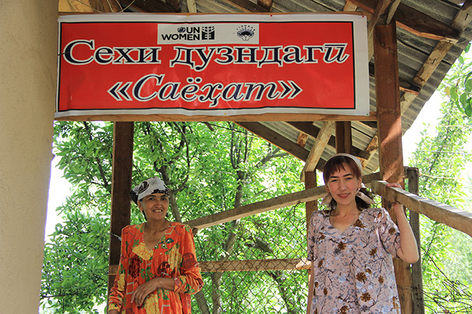 Sayohat Tashbekova (derecha) con movilizadora comunitaria Aisulu Jenalieva, frente a su taller. Foto: ONU Mujeres/Aijamal Duishebaeva.