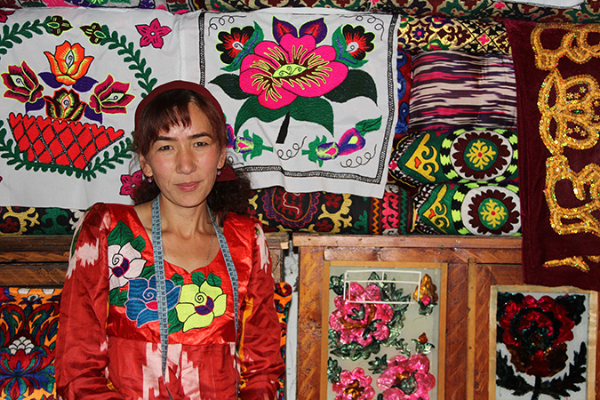 Sayohat Tashbekova con algunos de los productos que vende. Foto: ONU Mujeres/Aijamal Duishebaeva.